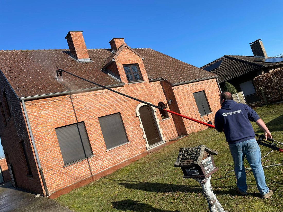 Dakreiniging van een woning
