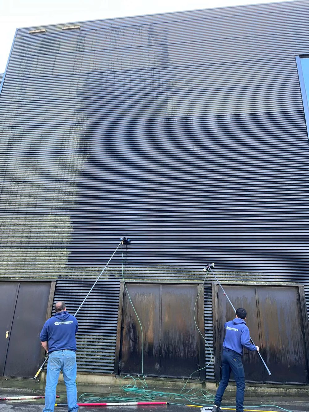 Gevelreiniging van een bedrijfsgebouw