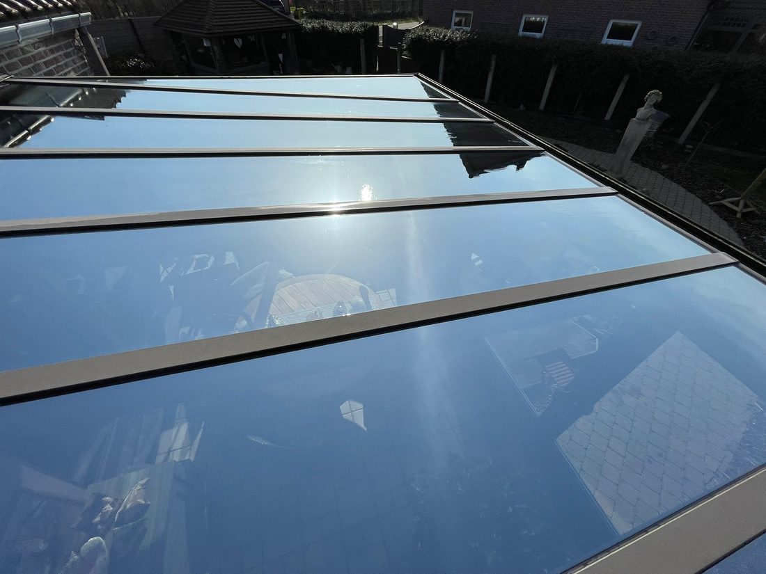 Glasdak van een veranda wordt gereinigd