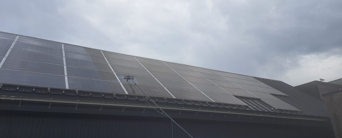 Zonnepanelen reinigen met een stok