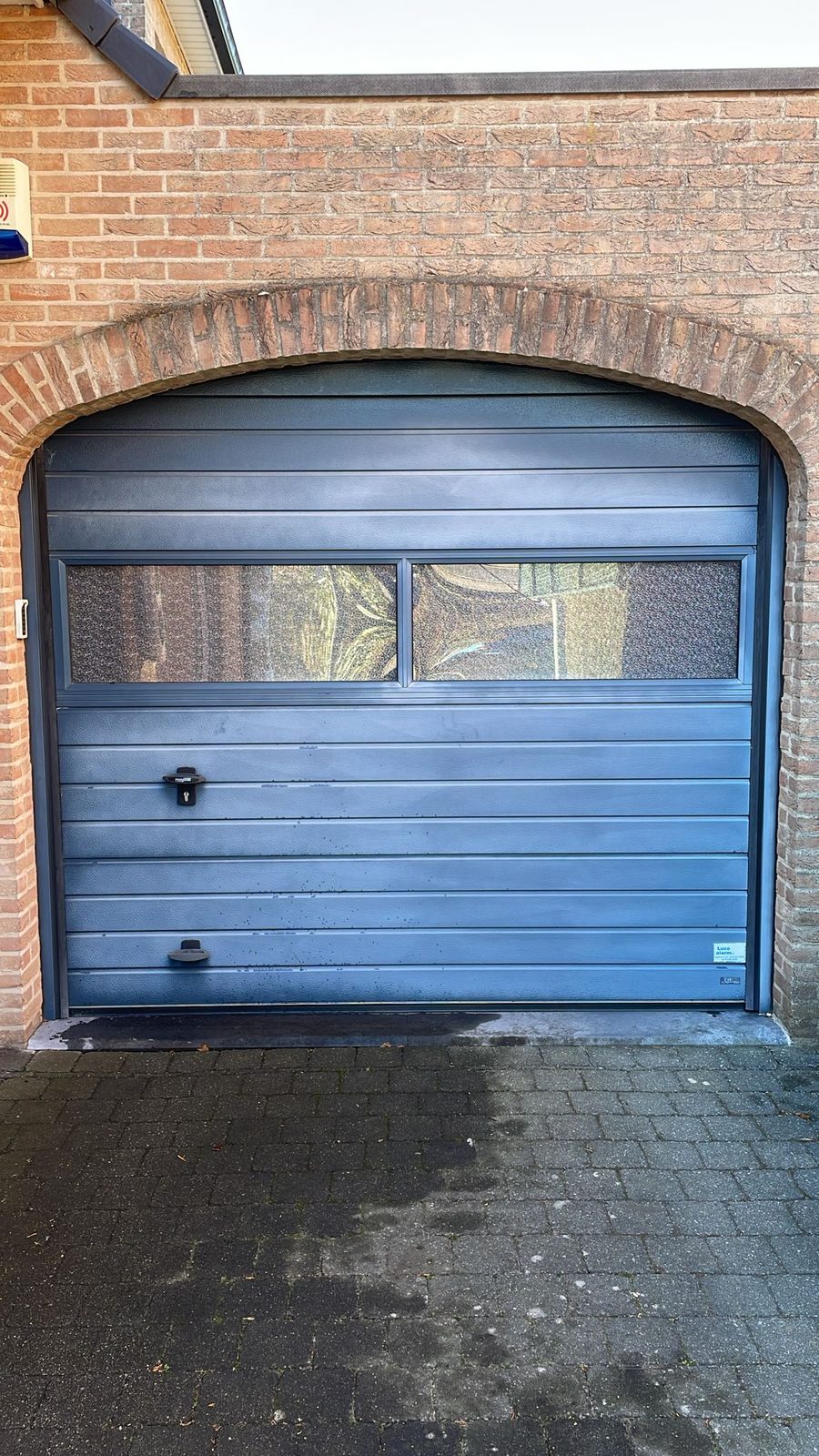 Garagepoort voor de dieptereiniging: dof en verweerd