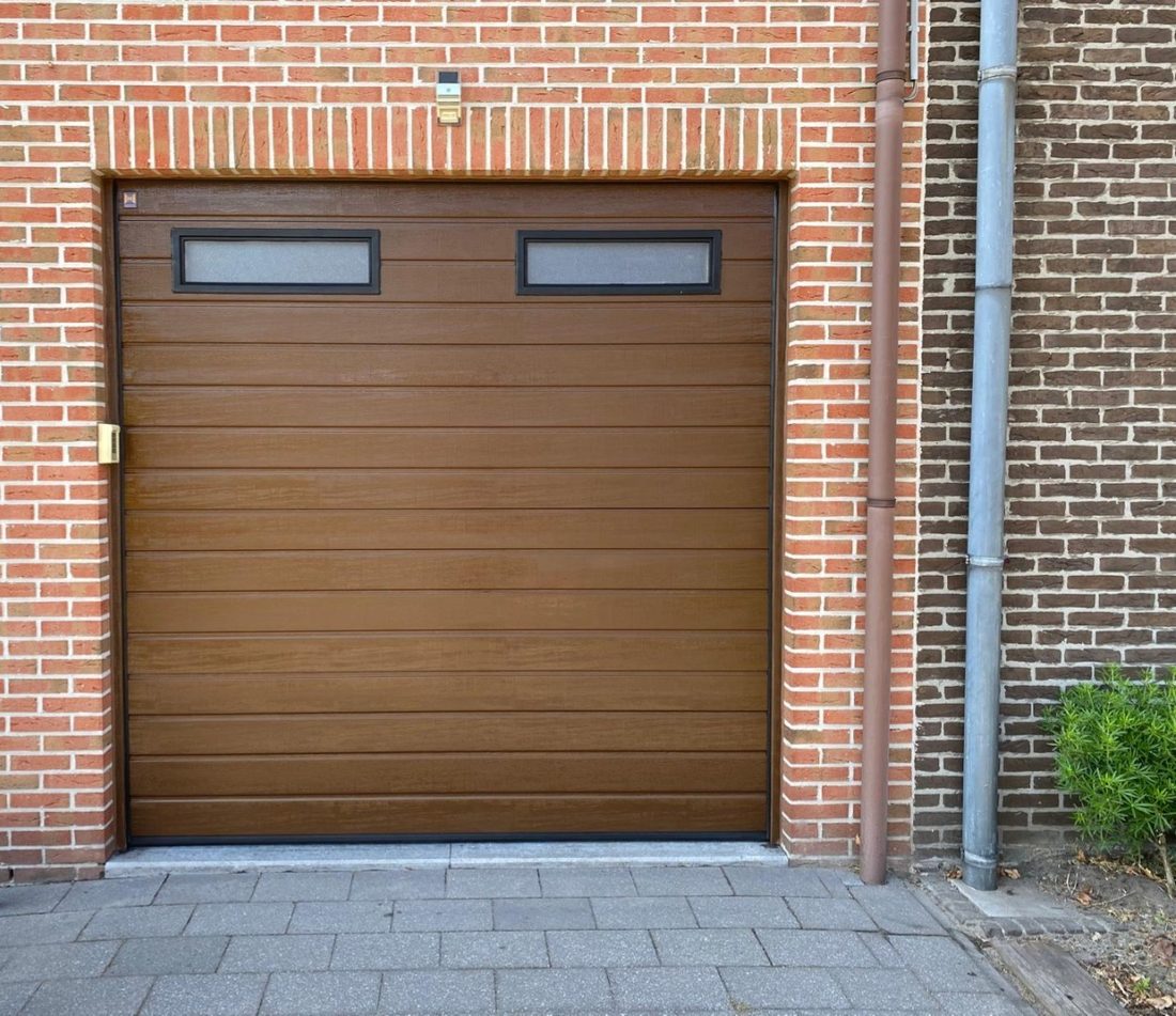 Houtkleurige garagepoort: vóór en na de dieptereiniging (na)