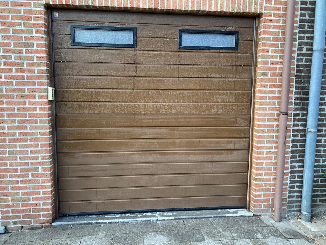 Houtkleurige garagepoort: vóór en na de dieptereiniging (voor)