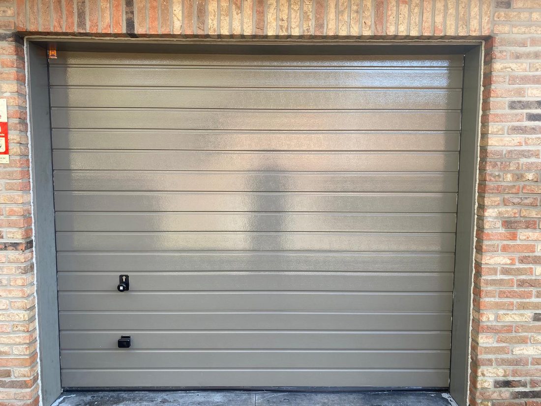 Garagepoort: vóór en na de dieptereiniging (na)
