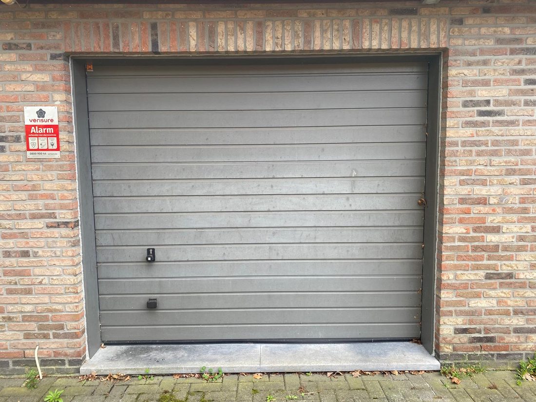 Garagepoort: vóór en na de dieptereiniging (voor)