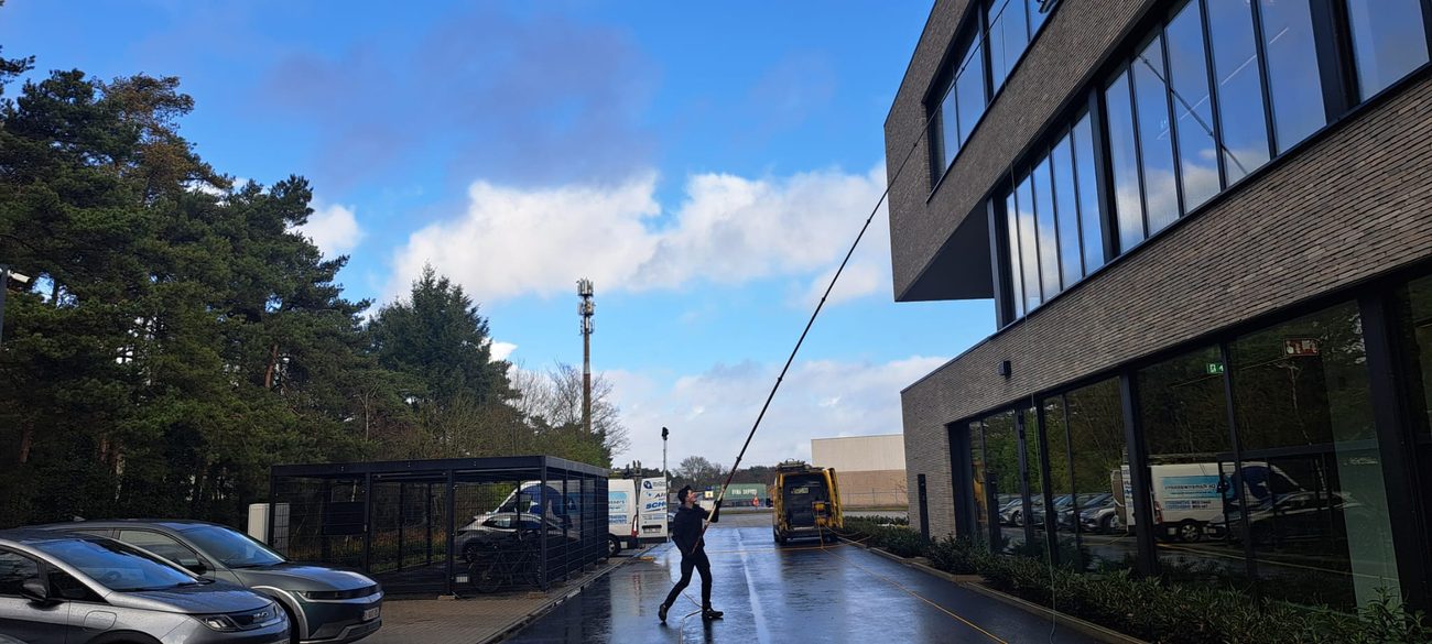 Medewerker aan het werk aan een kantoorgebouw